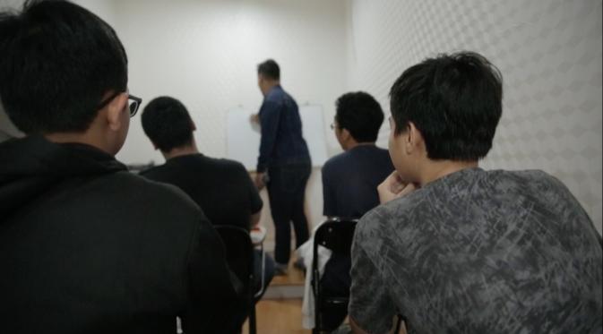 Sejumlah murid mendengarkan pelatih beatbox menerangkan materi (Liputan6.com/Balgo Marbun)