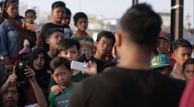 Warga di Kawasan Taman Kalijodo Menyaksikan Beatbox yang DIbawakan Jakarta Beatbox Clan (Liputan6.com/Balgo Marbun)