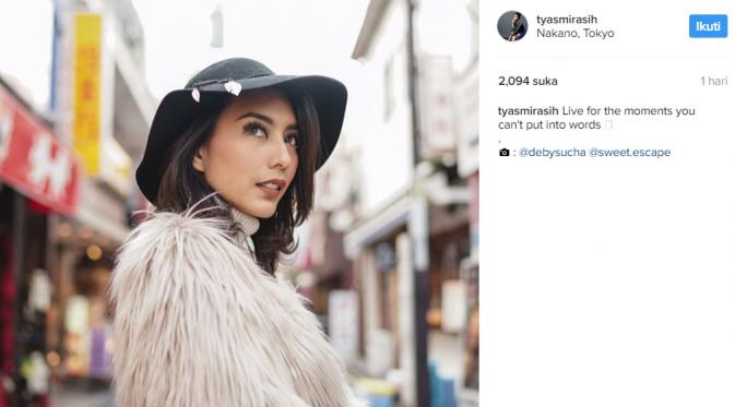 Tyas Mirasih berpose dengan baju bulu (Instagram)
