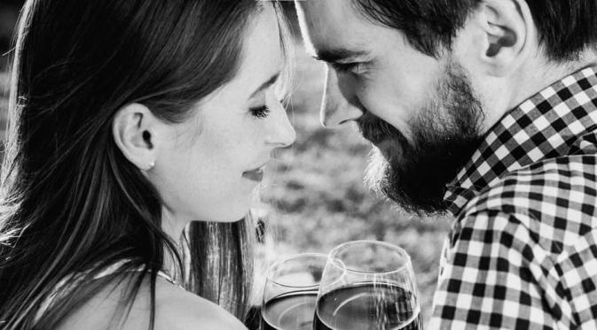 Tunjukkan pada pacarmu bahwa kamu bisa jadi pasangan yang tepat untuk menjalin hubungan dengan komitmen. (Foto: pexels.com)
