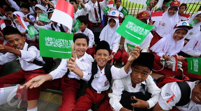 Pelajar SD bersiap menyambut kedatangan Raja Arab Saudi, Salman bin Abdulaziz di sekitar Istana Bogor, Rabu (1/3). Rencananya sekitar 50.000 pelajar akan berjajar untuk menyambut kedatangan Raja Arab dan Presiden Jokowi. (Liputan6.com/Helmi Fithriansyah)