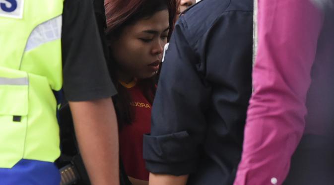 Aparat kepolisian mengawal ketat Siti Aisyah (25), WNI tersangka pembunuhan Kim Jong-nam di Pengadilan Sepang, Malaysia, Rabu (1/3). Siti Aisyah bersama Doan Thi Huong asal Vietnam tiba di pengadilan untuk mendengarkan dakwaan. (Mohd RASFAN/AFP)