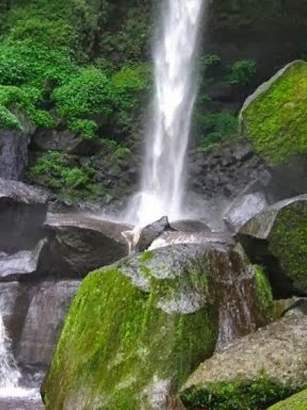 Air Terjun Gumandar, Pasuruan, Jawa Timur. (papaajalah.blogspot.com)