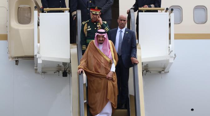 Raja Arab Saudi Salman bin Abdulaziz al-Saud turun dengan eskalator khusus, di Bandara Halim Perdanakusuma, Jakarta, Rabu (3/1). Presiden Joko Widodo (Jokowi) menyambut kedatangan Raja Salman di bawah pintu pesawat. (Liputan6.com/Fery Pradolo)