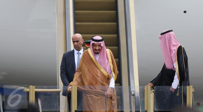 Raja Arab Saudi, Salman bin Abdul Aziz al Saud keluar dari pesawat, di Bandara Halim Perdanakusuma, Jakarta, Rabu (3/1). Rombongan Raja Salman tiba di Halim, untuk melakukan kunjungan kenegaraan di Indonesia pada 1-9 Maret 2017 (Liputan6.com/Fery Pradolo)