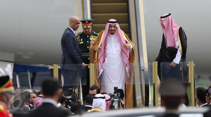 Raja Arab Saudi Salman bin Abdulaziz al-Saud turun dengan eskalator khusus, di Bandara Halim Perdanakusuma, Rabu (3/1). Tampak Raja Salman turun dari pesawat didampingi oleh dua pengawalnya berpakaian militer dan jas hitam. (Liputan6.com/Fery Pradolo)