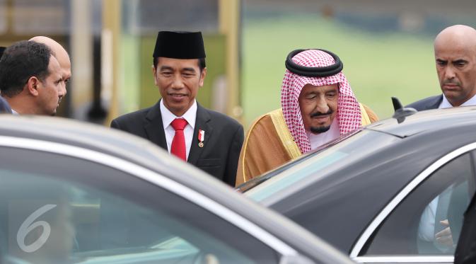Raja Arab Saudi Salman bin Abdulaziz al-Saud disambut Presiden RI, Joko Widodo (Jokowi) di landasan pacu VVIP Bandara Halim Perdanakusuma, Jakarta, Rabu (1/3). Sejumlah menteri turut mendampingi acara penjemputan Raja Salman. (Liputan6.com/Fery Pradolo)