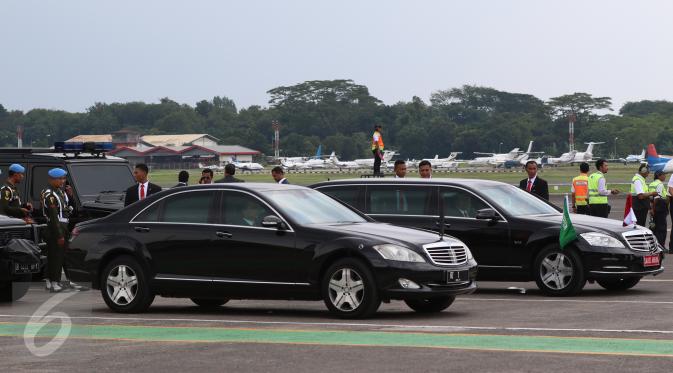 Mercedes-Benz S-600 RI 1 yang membawa Presiden Joko Widodo bersanding dengan Mercedes-Benz S600 Pullman Guard yang membawa Raja Salman bin Abdulaziz al-Saud di Bandara Halim Perdanakusuma, Rabu (3/1). (Liputan6.com/Fery Pradolo)