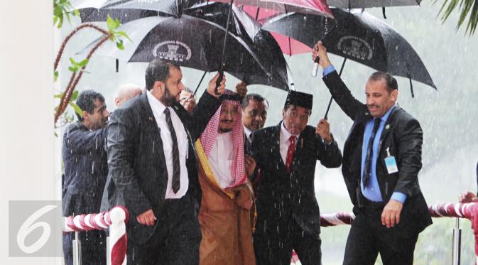 Raja Arab Saudi Salman bin Abdulaziz Al-Saud disambut oleh Presiden Joko Widodo di Istana Bogor, Jawa Barat, Rabu (1/2). Kunjungan kenegaraan Raja Salman membawa rombongan besar sekitar 1.500 orang. (Liputan6.com/Angga Yuniar) 
