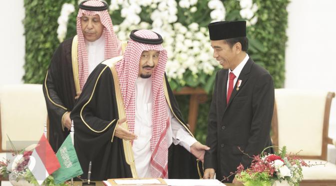 Raja Arab Saudi Salman bin Abdulaziz Al-Saud bersama Presiden Joko Widodo saat berada di Istana Bogor, Jawa Barat, Rabu (1/2). Pemerintah Arab berencana akan menanamkan investasi senilai Rp300 triliun di Indonesia. (Liputan6.com/Angga Yuniar) 