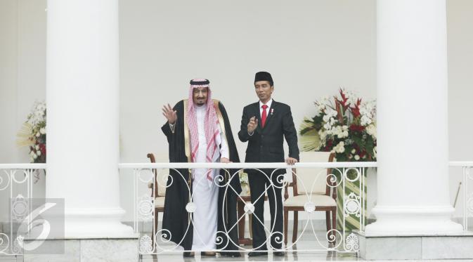 Raja Arab Saudi Salman bin Abdulaziz Al-Saud bersama Presiden Jokowi di Istana Bogor, Jawa Barat, Rabu (1/2). Pemerintah Arab berencana akan menanamkan investasi senilai Rp300 triliun di Indonesia. (Liputan6.com/Angga Yuniar) 