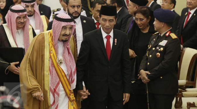Raja Salman bersama Presiden Jokowi jelang pemberian penghargaan di Istana Bogor, Jawa Barat, Rabu (1/2). Raja Salman mendapat penghargaan Bintang Republik Indonesia Adipurna. (Liputan6.com/Angga Yuniar)