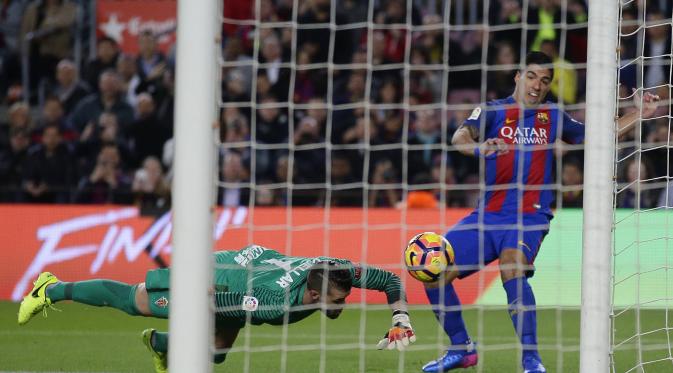 Striker Barcelona Luis Suarez (kanan) mengancam gawang Sporting Gijon yang berujung gol bunuh diri Juan Rodriguez pada laga di Camp Nou, Kamis (2/3/2017). (AP Photo/Manu Fernandez)