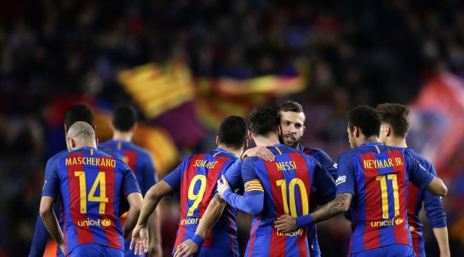 Pemain Barcelona merayakan gol Lionel Messi ke gawang Sporting Gijon di Camp Nou, Kamis (2/3/2017) dinihari WIB. (AP Photo/Manu Fernandez)