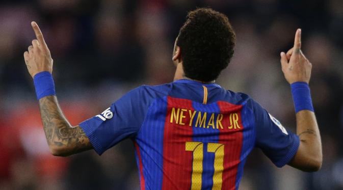 Penyerang Barcelona Neymar merobek gawang Sporting Gijon melalui tendangan bebas. (AP Photo/Manu Fernandez)