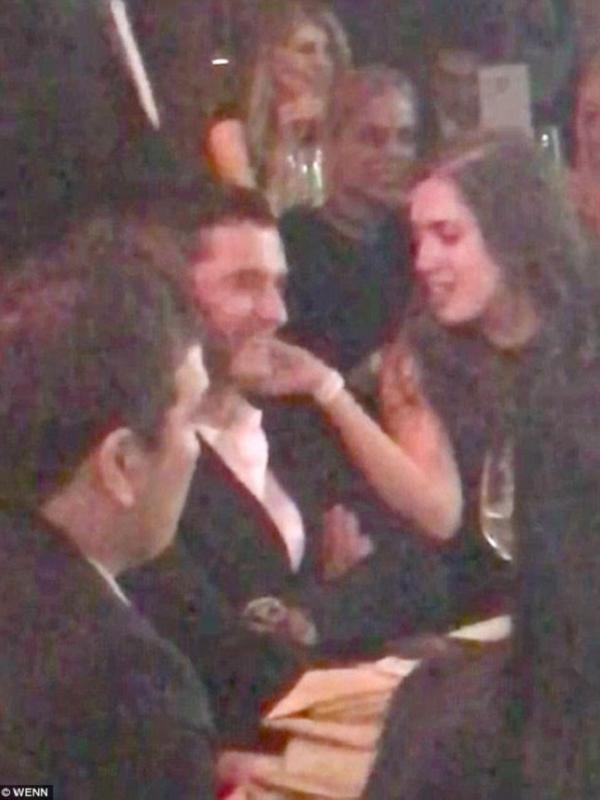 Orlando Bloom terlihat mesra dengan wanita lain, saat Katy Perry berada di acara yang sama dengannya. (Foto: Dailymail)