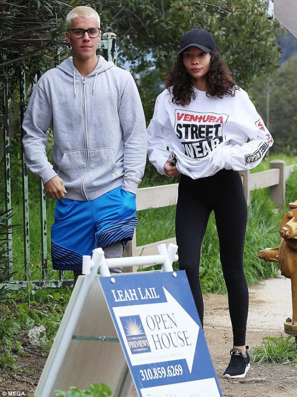Memasuki usia ke 23 tahun, Justin menikmatinya dengan berjalan kaki bersama model cantik itu di kawasan Rocky Canyon. Mereka sangat menikmati waktunya dan rona bahagia terpancar dari wajah keduanya. (Foto: Dailymail)
