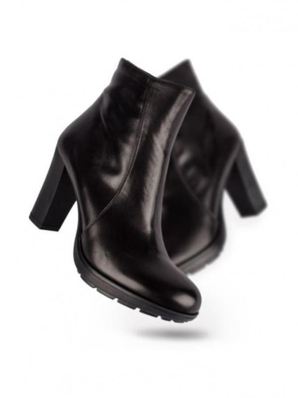 Boots hitam yang membuat gayamu lebih chic. (Foto: elle)