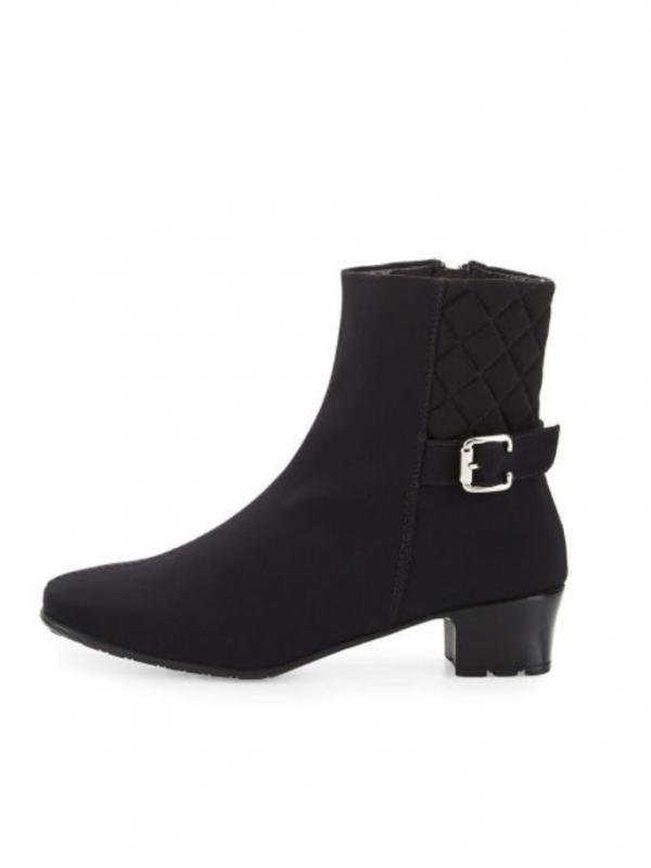 Boots hitam yang membuat gayamu lebih chic. (Foto: elle)