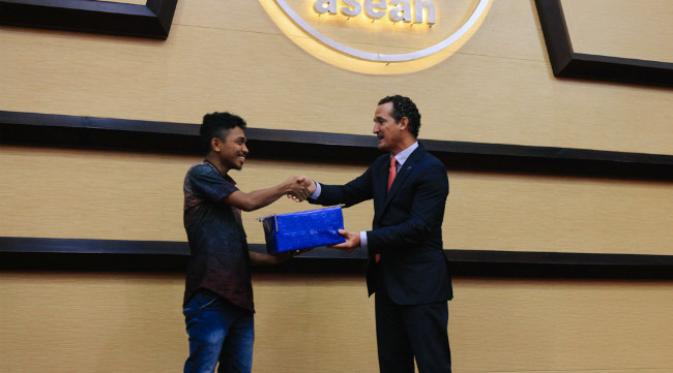 Irianto Frederico da Lopez, pemenang dari Indonesia, menerima penghargaannya di acara UE - ASEAN pada 2 Maret 2017. (Sumber Edelman/Simon Sibarani)
