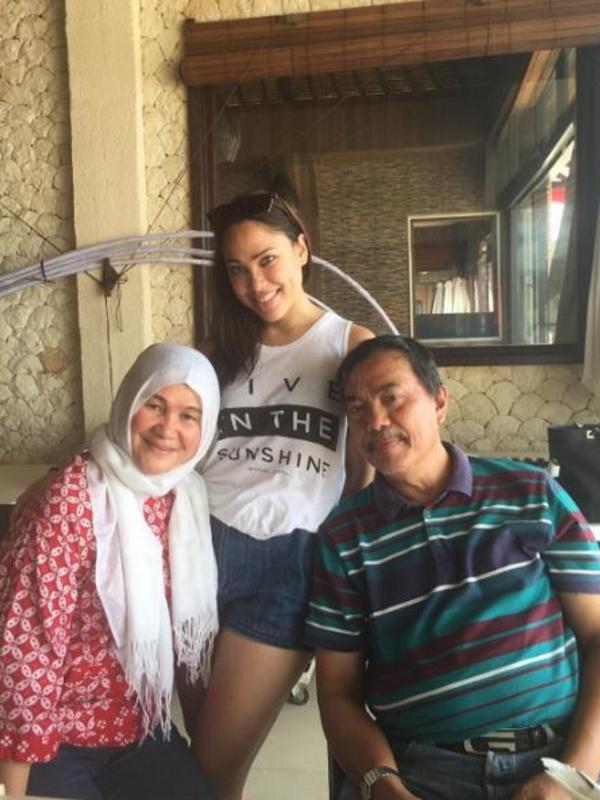 Sarah Usman bersama orang tuanya saat berlibur di Jimbaran, Bali (Instagram/@sarahusman)