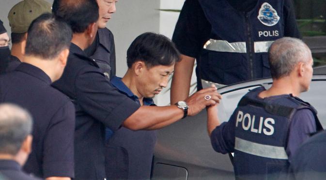 WN Korut Ri Jong Chol (kedua kanan) terunduk saat meninggalkan markas Polisi Sepang, Malaysia, Jumat (3/3). Ri Jong Chol merupakan satu-satunya orang berkebangsaan Korut yang ditangkap terkait kasus pembunuhan Kim Jong-nam. (AP Photo/Daniel Chan)