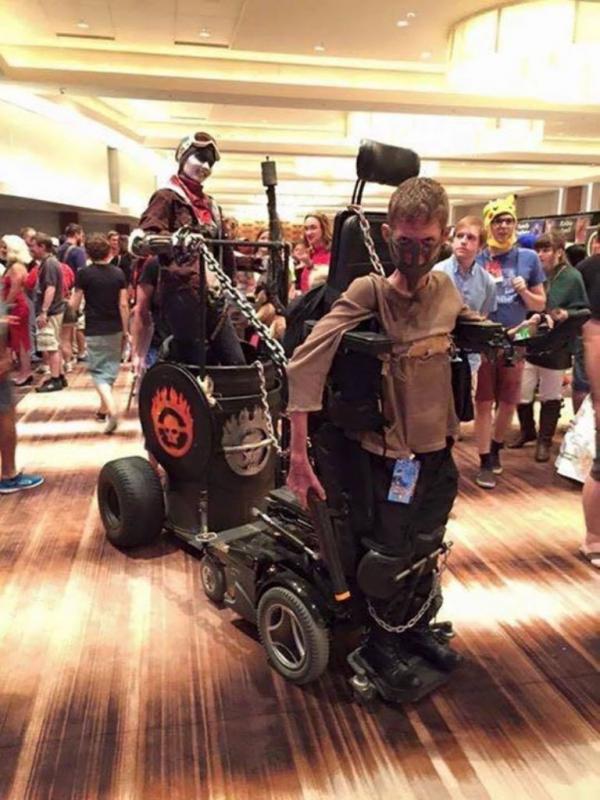 Anak-anak penyandang disabilitas buat kostum Mad Max. (Via: boredpanda.com)