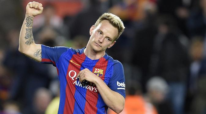 Ivan Rakitic bisa menghasilkan dana yang besar untuk Barcelona. (AFP/Lluis Gene)