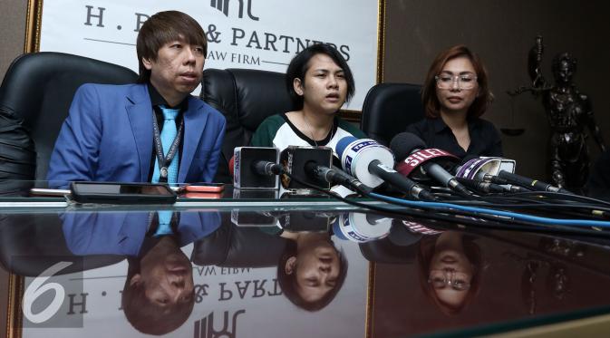 Istri Aming, Evelyn Nada Anjani bersama pengacaranya menggelar konfrensi pers terkait rumah tangganya yang di ujung tanduk. (Herman Zakharia/Liputan6.com)