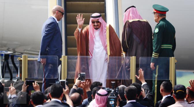 Raja Arab Saudi Salman bin Abdulaziz al Saud bersiap bertolak ke Brunei di Bandara Halim Perdanakusuma, Jakarta, Sabtu (4/3). Raja Salman akan mengunjungi Brunei selama setengah hari untuk kunjungan kenegaraan. (Liputan6.com/Angga Yuniar)