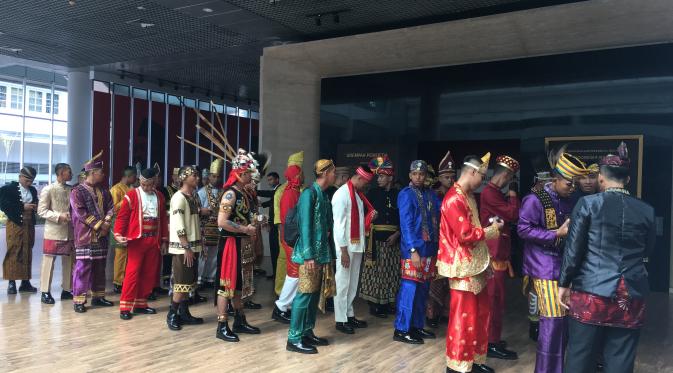Tim 34 Paspampres memakai baju adat dari 34 provinsi di Istana Bogor untuk menyambut Raja Salman (Foto: Dok. Khairiyyah Sari) 