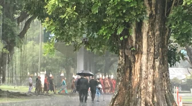 Hujan badai tak menghalangi Paspampres untuk arak-arakan penyambutan Raja Salman (Foto: Dok. Khairiyyah Sari)