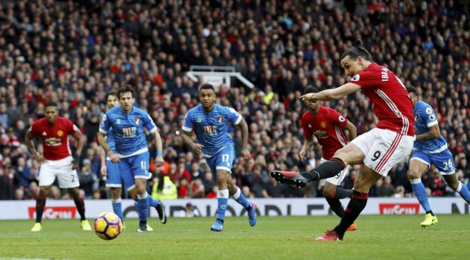 Penyerang Manchester United (MU) Zlatan Ibrahimovic gagal mencetak gol ke gawang AFC Bournemouth lewat eksekusi penalti. (Martin Rickett/PA via AP)