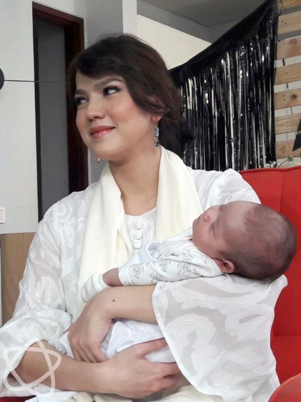 Kebahagiaan Alice Norin menyambut kelahiran anak pertamanya. (Nurwahyunan/Bintang.com)