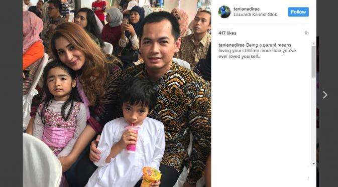 Tania Nadira unggah foto bareng Tommy Kurniawan dan kedua buah hatinya. [foto: instagram/tanianadiraa] 