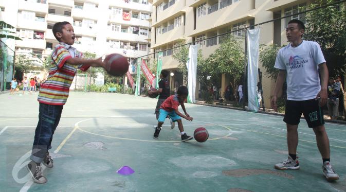 Sejumlah anak bermain basket saat digelarnya Sport Festival Marunda di Rusunawa Marunda, Jakarta, Minggu (5/3). Melalui beragam kegiatan kreativitas, Yayasan Generasi Baru (Gen-B) mengajak anak-anak menjauhi narkoba. (Liputan6.com/Helmi Afandi)
