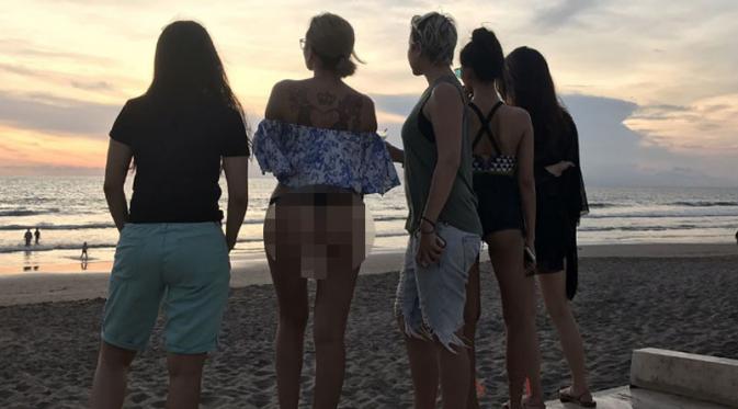 Nikita Mirzani tampil seksi bersama teman-temannya di sebuah pantai di Bali. Akibat postingan foto tersebut, janda dua anak itu pun mendapat komentar pedas dari netizen. (Instagram)