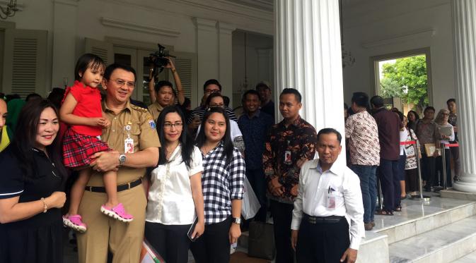 Pendopo Balai Kota DKI Jakarta, Senin (6/3/2017) pagi, riuh oleh warga yang ingin bertemu Ahok. (Liputan6.com/Delvira Hutabarat)