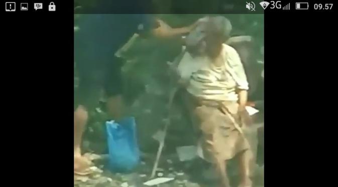 Tangkapan layar video capture ketika si nenek dipaksa ngemis. (foto : Liputan6.com / Instagram/ Edhie Prayitno Ige)