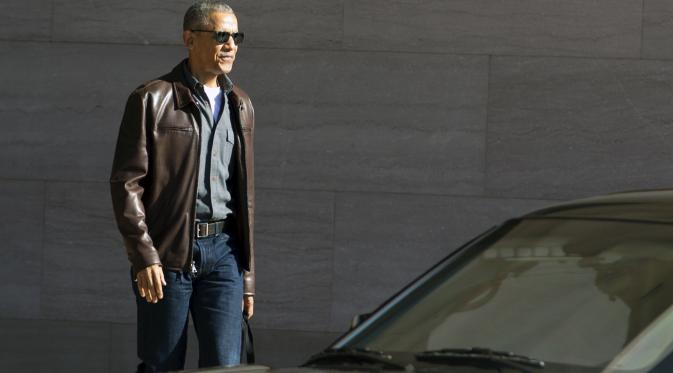 Gaya santai Obama saat berkunjung ke National Gallery of Art di Washington (AP)