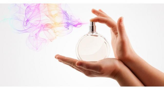 Ingin aroma parfum yang Anda kenakan bertahan lebih lama? Intip tips berikut ini
