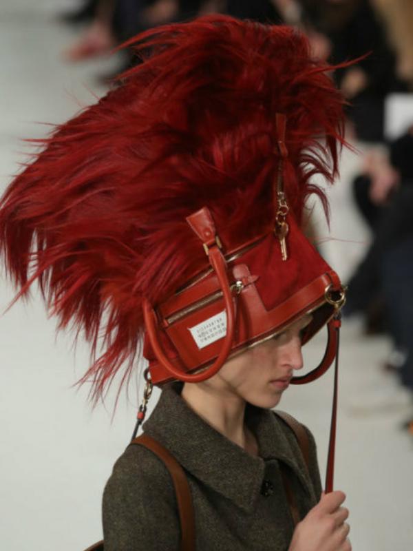 Seperti ini keunikan tren fashion terbaru, khususnya dalam gaya mengenakan tas. (Sumber gambar: Cosmopolitan)