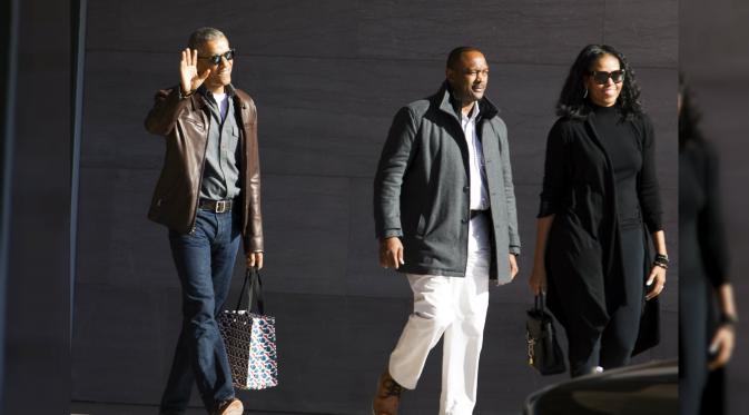 Barack Obama dan sang istri Michelle Obama tampil kasual di akhir pekan (AP)