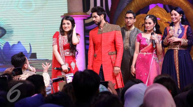Bintang serial Ranveer dan Ishani, Shakti Arora dan Radhika Madan di acara Pesta Bollywood Indosiar. Turut hadir pedangdut Iis Dahlia dan Zaskia Gotik. (Helmi Affandi/Liputan6.com)