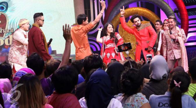 Bintang Ranveer dan Ishani, Shakti Arora dan Radhika Madan di acara Pesta Bollywood Indosiar. (Helmi Affandi/Liputan6.com)