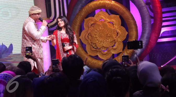 Saat Gilang Dirga merayu Radhika Madan di acara Pesta Bollywood Indosiar. (Helmi Affandi/Liputan6.com)