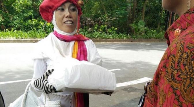 Bawa Kado Untuk Raja Salman, Wanita Ini Diamankan Polisi | foto : Balipost.com