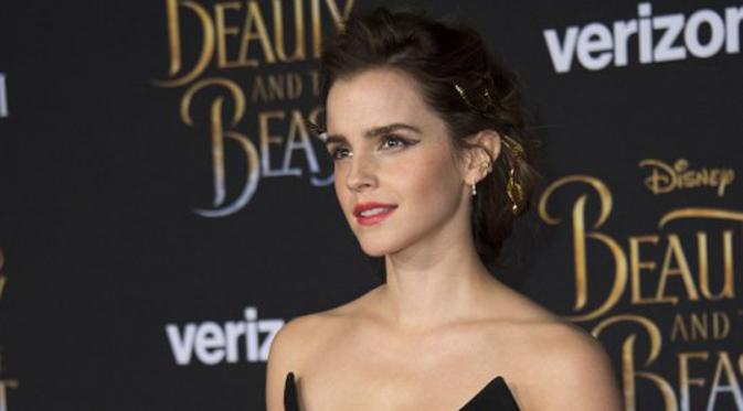 Emma Watson menuai kritik usai tampil topless. (Foto: AFP)