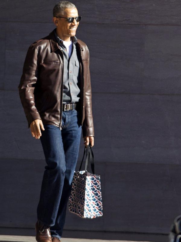 Intip bagaimana tampilan gaya Barack Obama dengan jaket kulit berikut ini. 