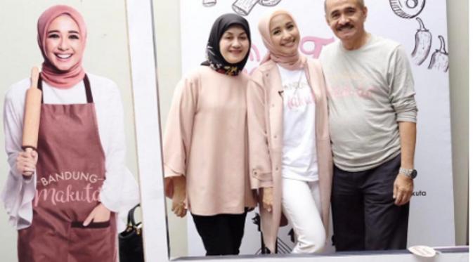 Laudya Cynthia Bella bersama kedua orangtuanya saat launching bisnis kuliner. (via Instagram/laudyacynthiabella)
